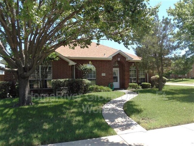 Building Photo - 2300 Granbury Dr
