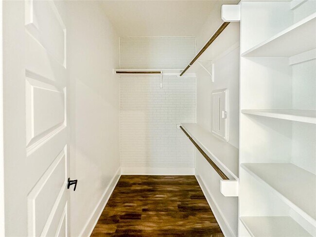 Foto del edificio - 7601 Carver Ave
