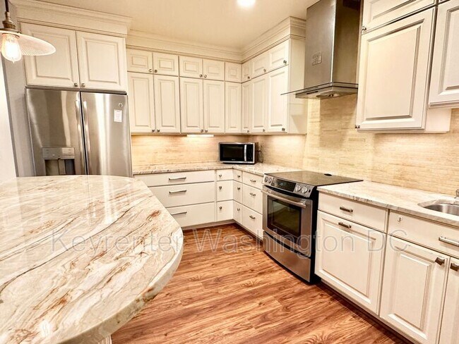 Foto del edificio - 3273 Sutton Pl NW