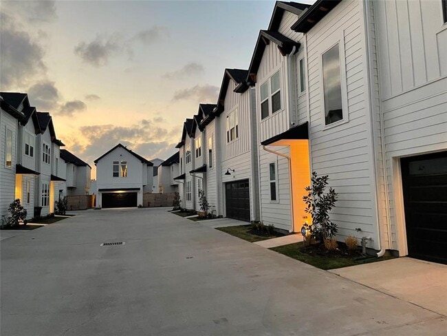 Building Photo - 8919 Knoll Villas St