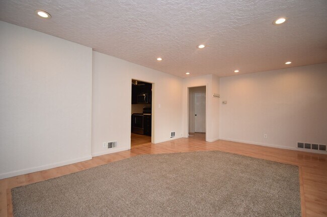 Building Photo - Bright Midvale 3 Bed – Near Fashion Place & Fort Union!!!