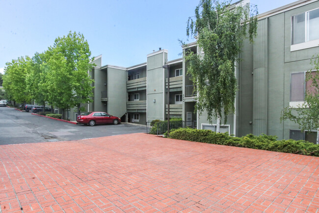 Building Photo - 4000 Farm Hill Blvd