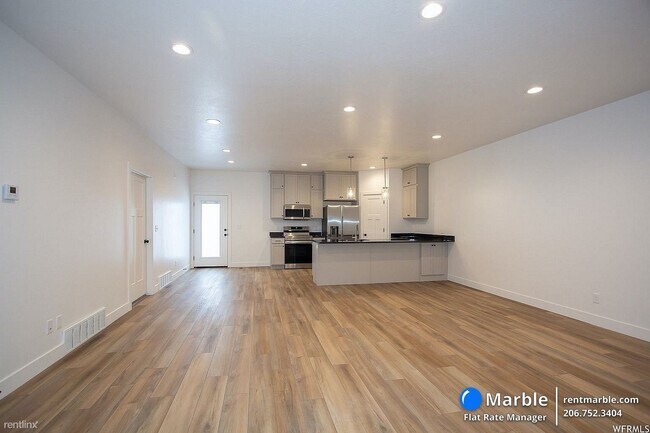 Building Photo - 2 br, 2 bath Townhome - 822 S 340 E