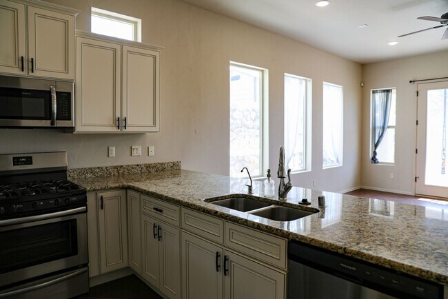 Foto del edificio - 2 Bed, 2 Bath Townhome