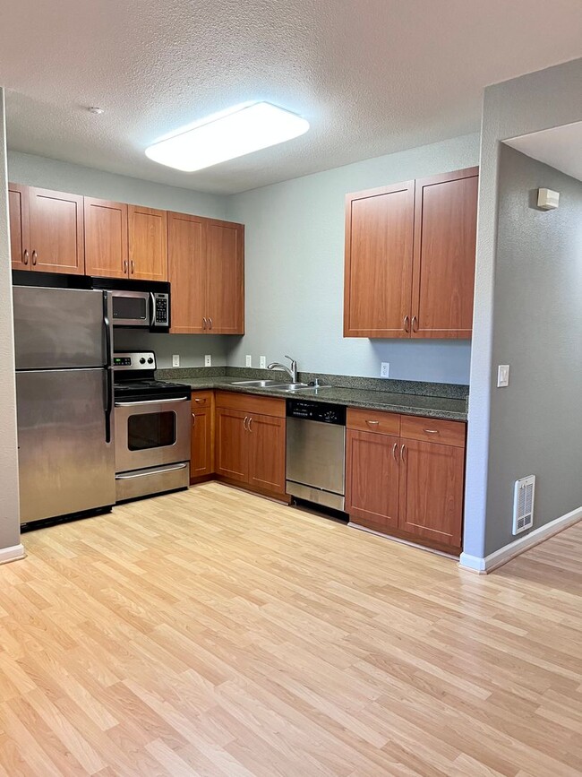 Building Photo - 1 bedroom 1 bath in a fantastic location i...