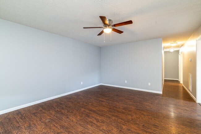 Foto del edificio - 2013 Paris Rd