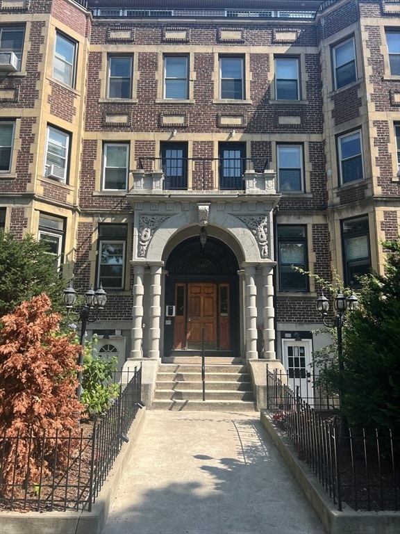 Primary Photo - 390 Riverway