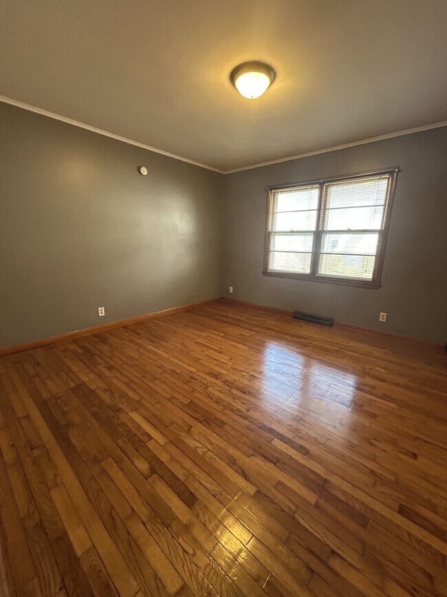 Building Photo - 111 W Lindburg St