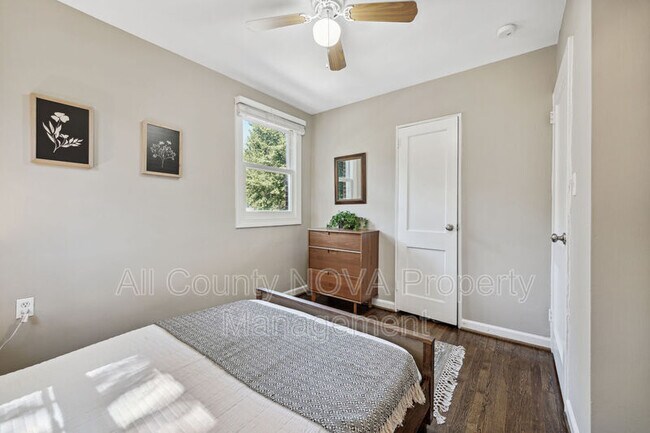 Building Photo - 6982 Fairfax Dr