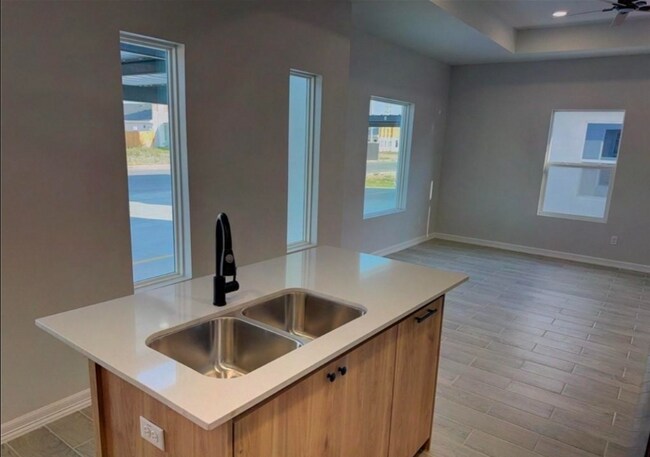 Foto del edificio - 705 N Emerald Ave