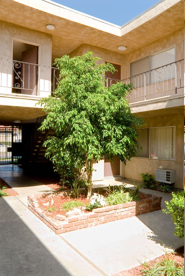 Vanowen Plaza Apartments photo'