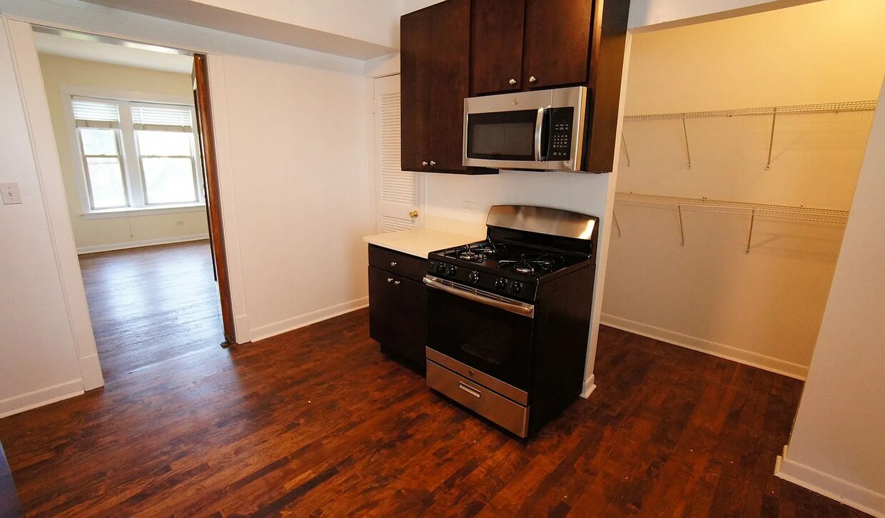 Foto principal - 2650 N St Louis Ave