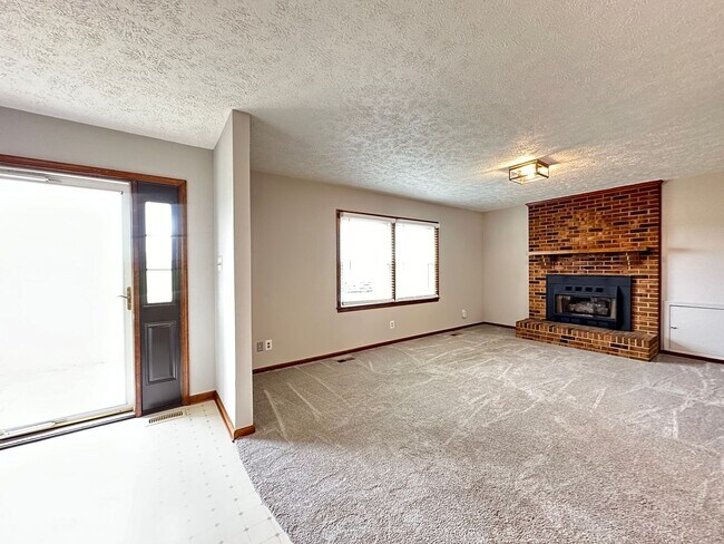 Foto del edificio - Large 3 Bedroom, 2 1/2 Bathroom Home Just ...