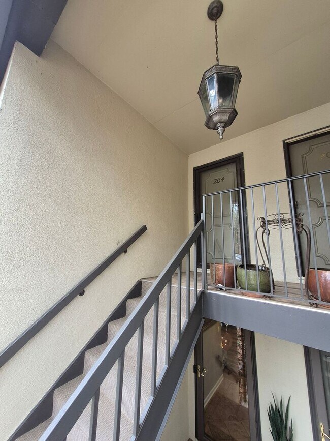 Photo - Beautifull Top-Floor 2B/2B Condo in Sought-After Cross Creek Community!