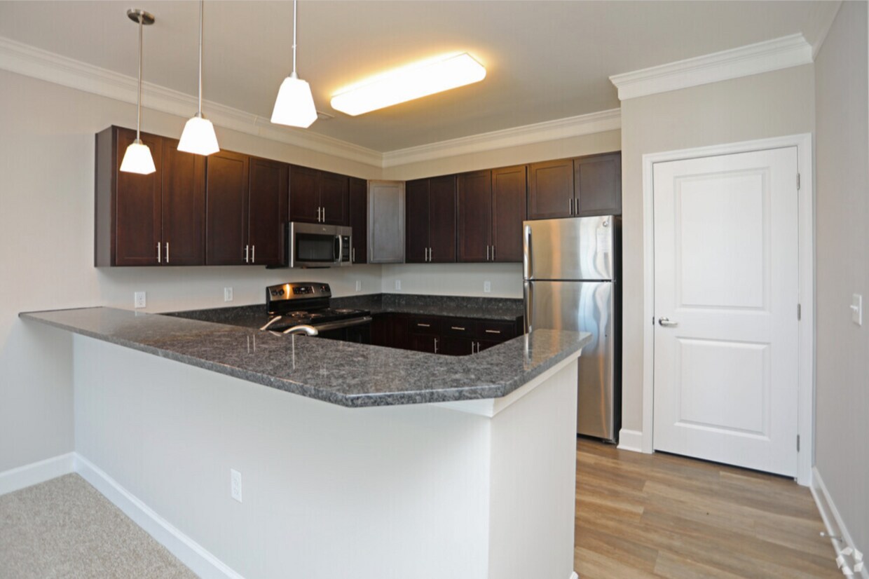 Awesome kitchen with a great breakfast bar area. - 340 Continental Cir