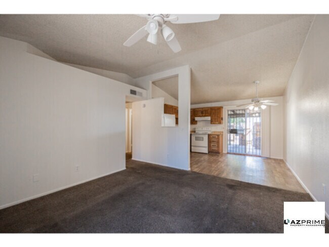 Building Photo - Discover Comfort in This Charming 2/1 Phoe...