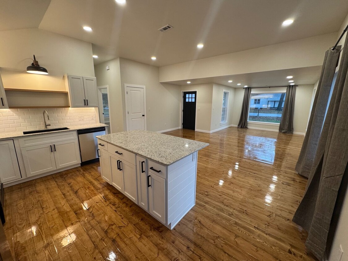 Primary Photo - STUNNER within walking distance of Downtown Siloam Springs