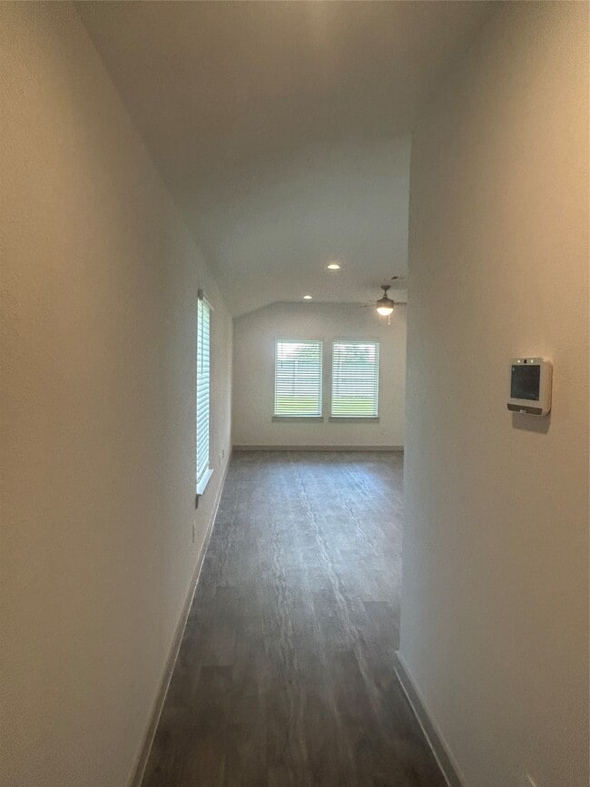 Foto del edificio - 215 Dusty Bridle Ln