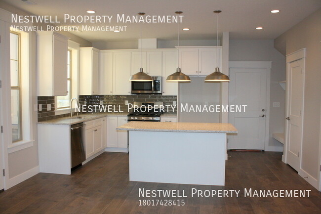 Foto del edificio - Beautiful Sandy townhome