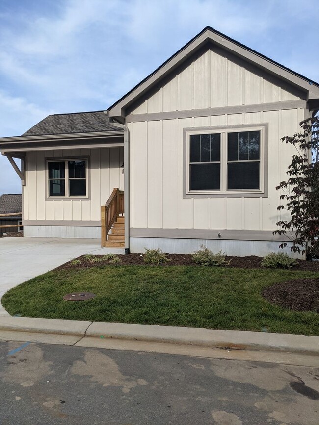 Building Photo - Weaverville Rental!