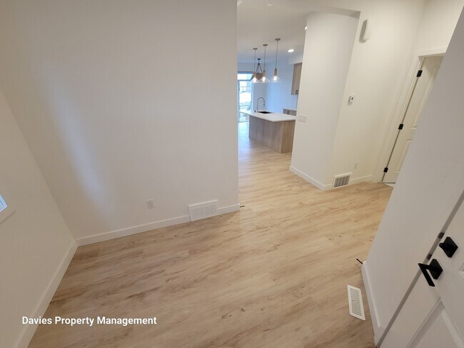 Photo du bâtiment - 16230-16219 19 Ave SW