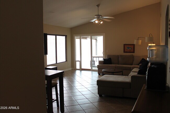 Foto del edificio - 740 W Baylor Ln