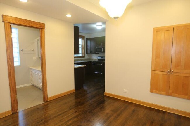 Building Photo - 2649 N Sacramento Ave