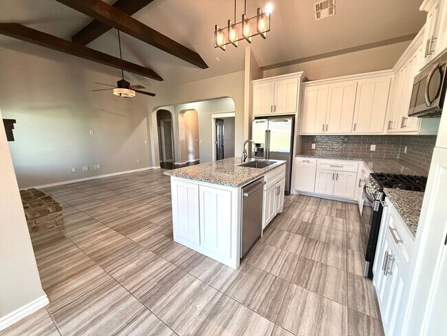 Foto del edificio - Beautiful 3BD 2BA w/ Bonus Room Located in...