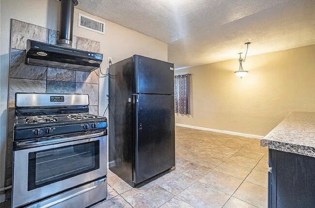 Building Photo - 10316 Hollyhock Dr