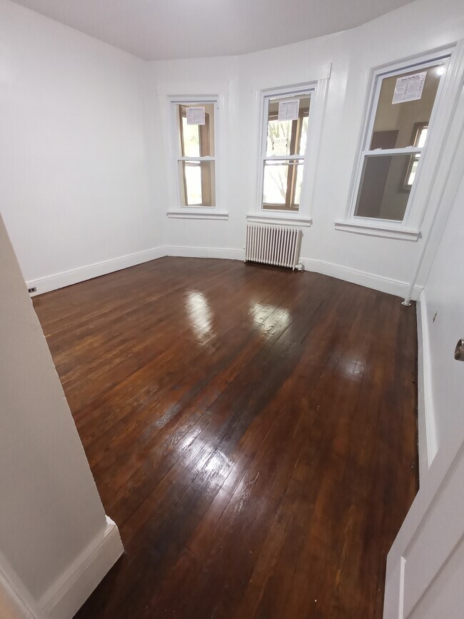 Living room / extra bedroom - 26 Caroline Ave