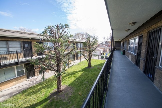 Building Photo - 1 br, 1 bath Apartment - 5019 W Jackson Blvd