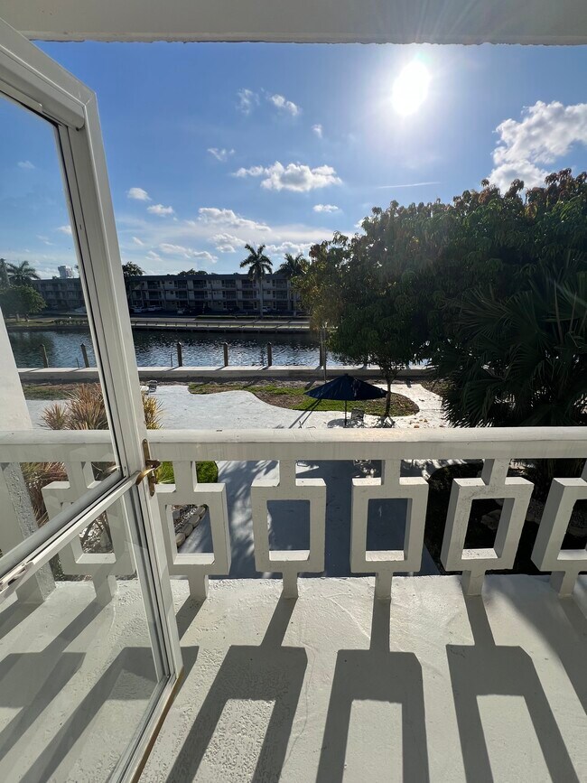 Building Photo - 467 Golden Isles Dr