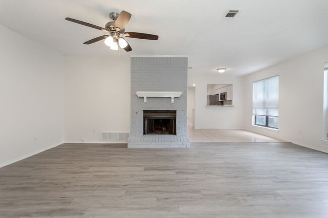 Building Photo - 3 bedroom, 2 bath Duplex in a Secluded Part of Duncanville