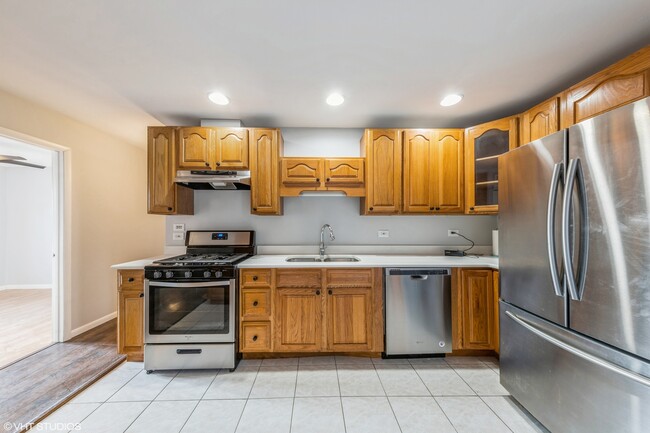 Building Photo - 9524 Elm Ave