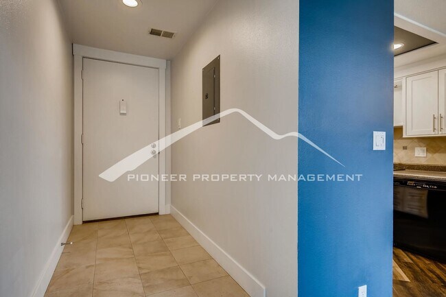 Foto del edificio - Spacious Condo with Washer/Dryer and Parking
