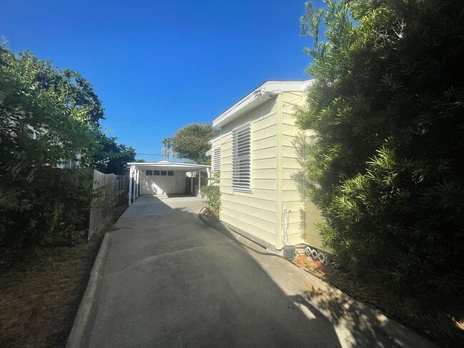 Building Photo - Alameda Estate Gem with Covered Parking & ...