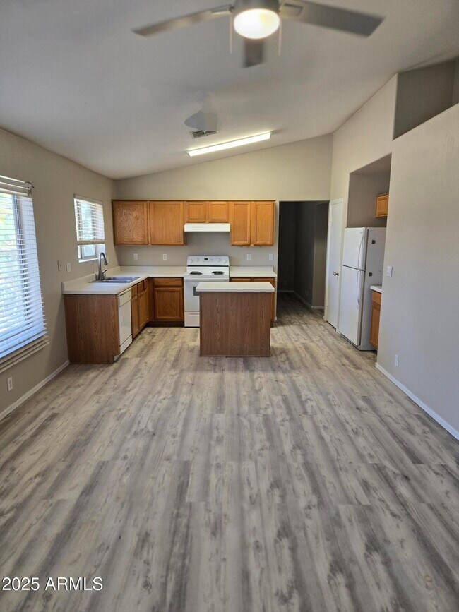 Foto del edificio - 16930 N 158th Ave