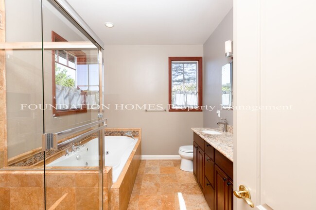 Foto del edificio - VIDEO! Gorgeous 4 BR, 3 BR in the Heart of...