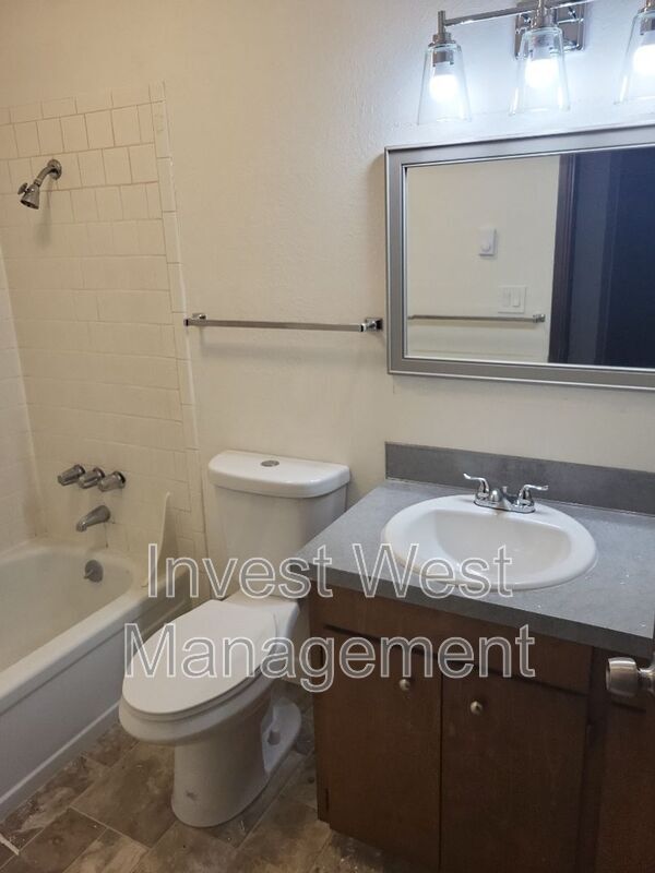 Foto del edificio - 3408 E 18th St