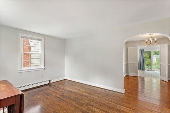 Building Photo - DARLING 2 BEDROOM COTTAGE IN WESTOVER HILL...