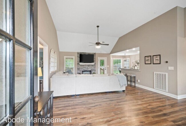 Foto del edificio - 3 br, 2 bath House - 720 Lillian Grace Dr