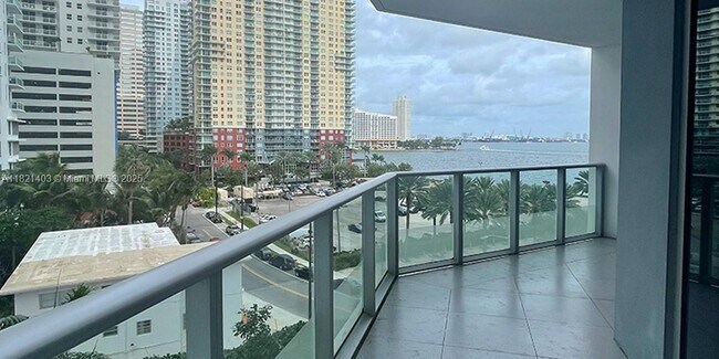 Foto del edificio - 1300 Brickell Bay Dr
