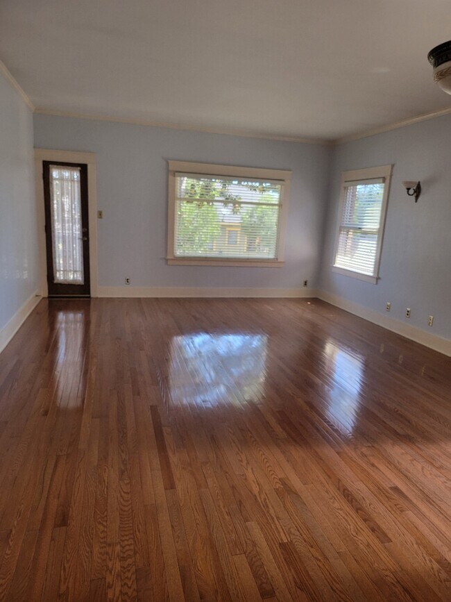 Sala de estar y puerta del balcón delantero - 642 W 8th St