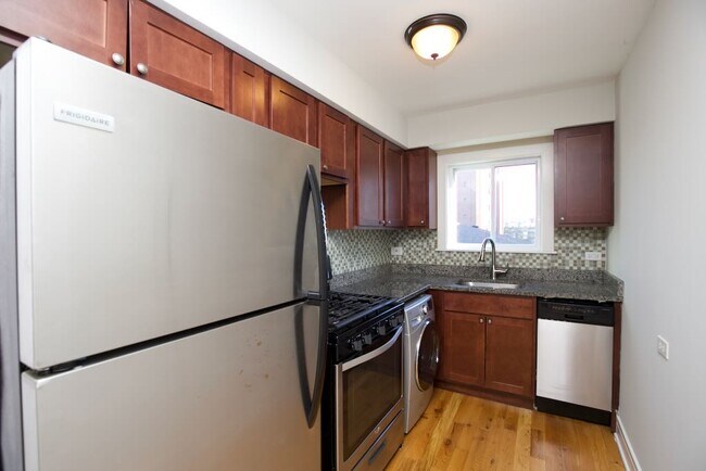 Building Photo - 696-696 Elm Pl