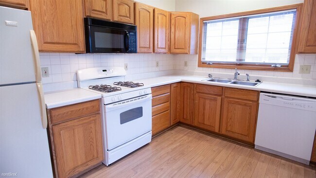 Building Photo - 2 br, 2.5 bath Townhome - The Gables The G...
