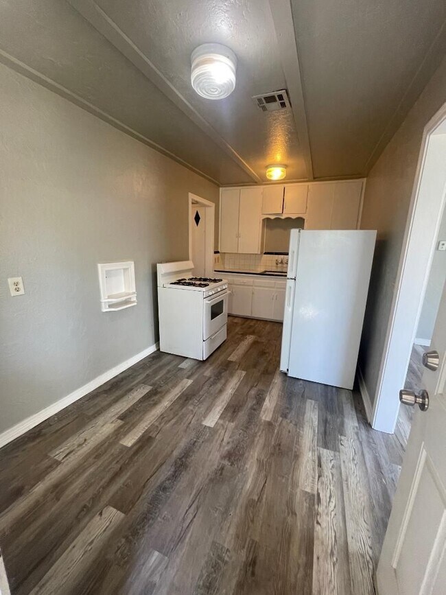Foto del edificio - 1 Bed 1 Bath Duplex For Lease Now!