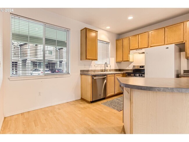 Foto del edificio - Charming Two-Story Home with Open Layout, ...