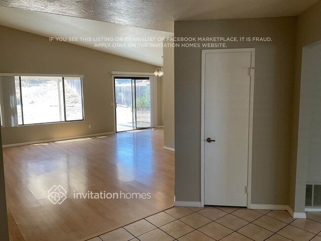 Building Photo - 1656 W Knapp Dr