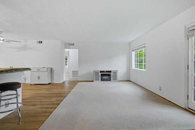 Foto del edificio - 1381 Normandy Dr NE
