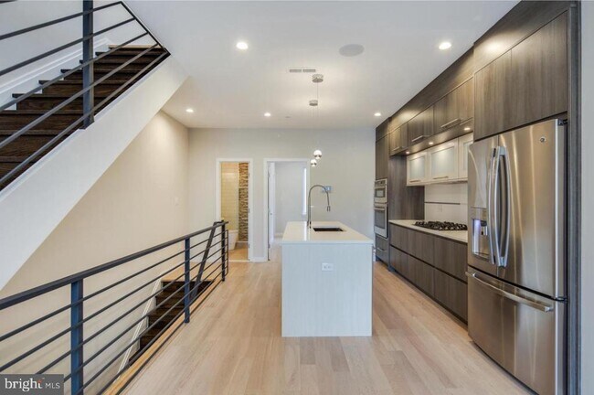 Building Photo - 909 N 15th St
